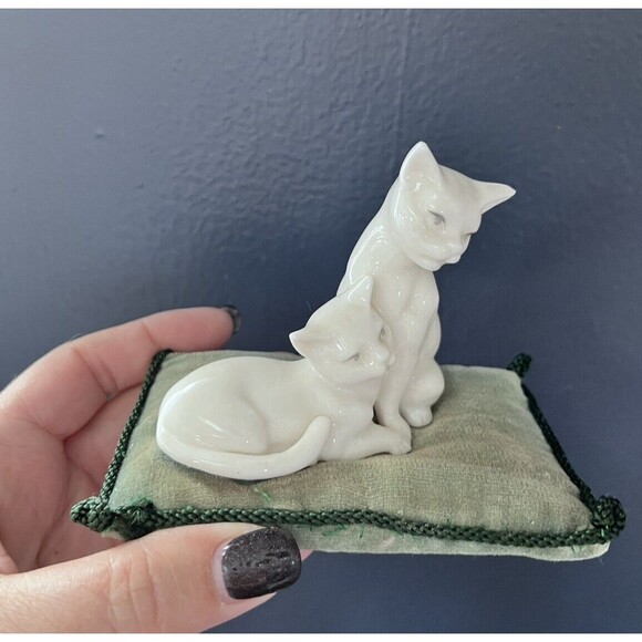 Lenwile Ardalt Pin Cushion White Porcelain Cats on Green Velvet Pillow Siamese - Picture 1 of 5